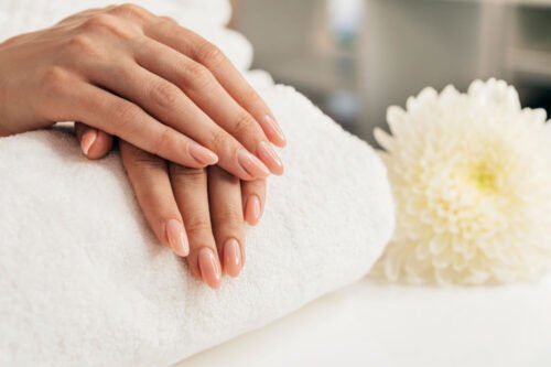 Primo piano di due mani femminili con manicure appena fatta