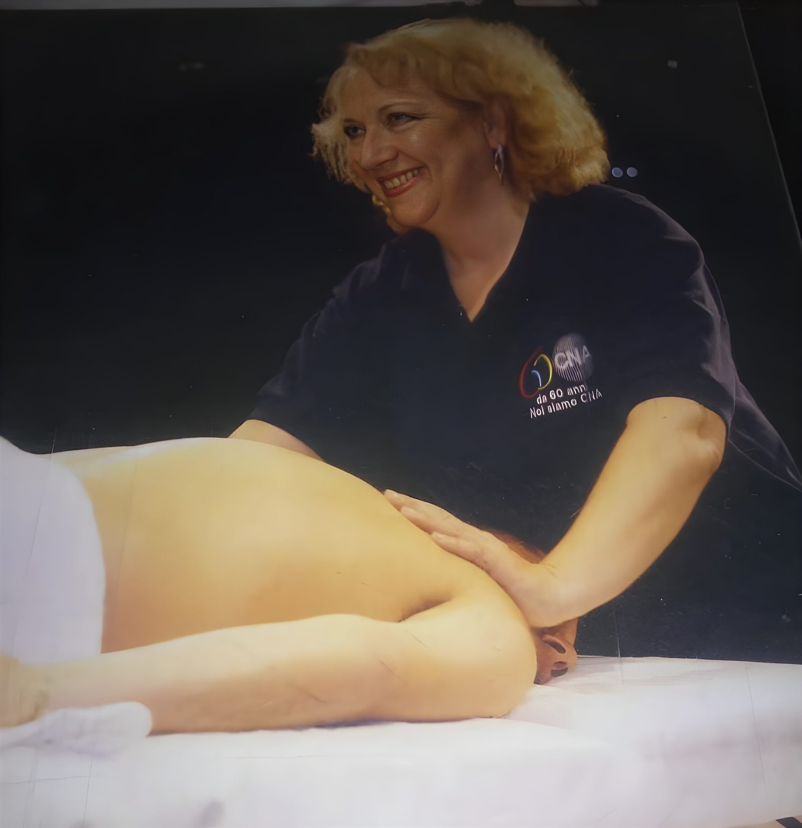 la dottoressa esegue un massaggio beauty veda su una persona su un lettino